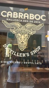 decoracion con vinilos en cristaleras de negocios en Mallorca