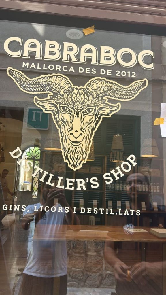 decoracion con vinilos en cristaleras de negocios en Mallorca