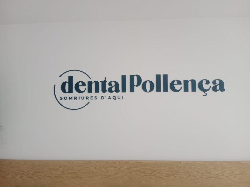 letras corporeas sobre pared