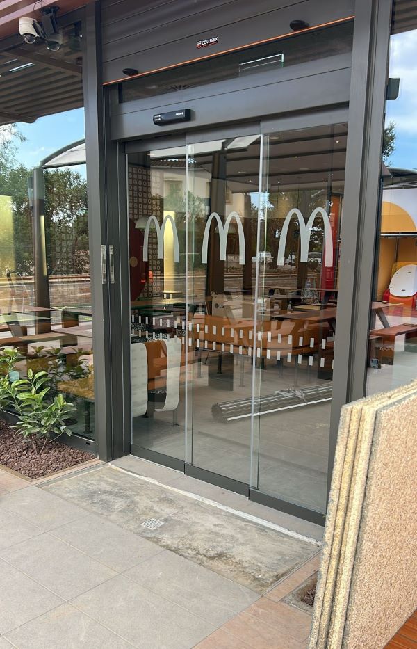 Instalacion de viniliso decorativos en puertas de cristal para Mc Donalds
