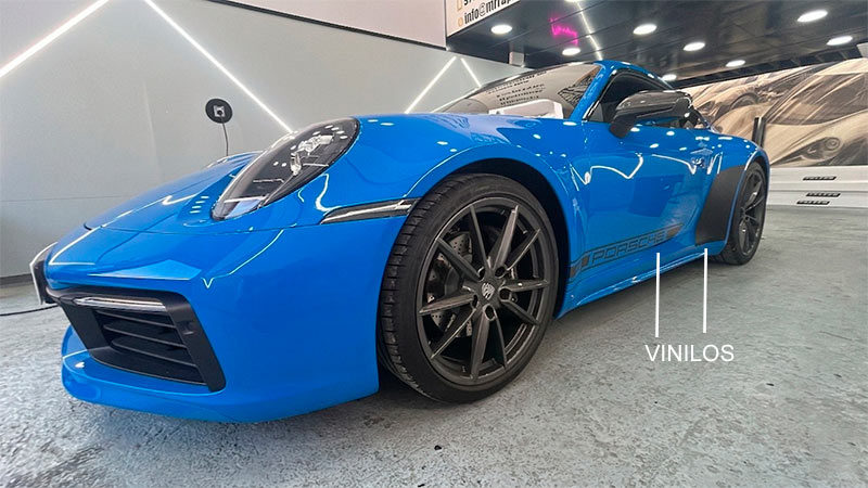 Wrapping, decoraicon con vinilo de corte en lateral de coche deportivo